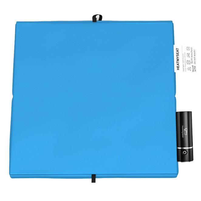 Cordless heating pad for indoor and outdoor use in light blue